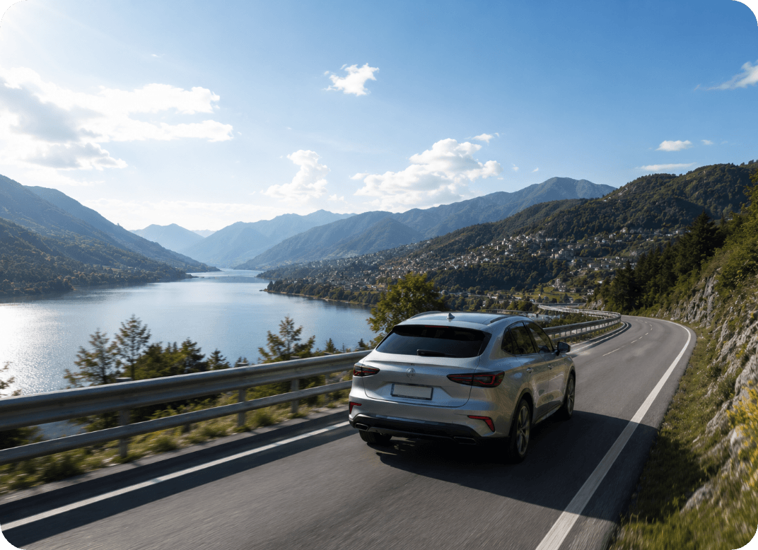 auto che percorre una strada affacciata sul lago